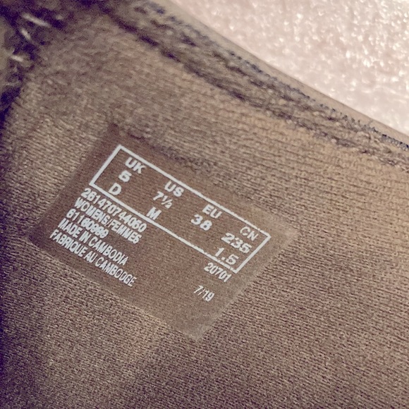 CLARKS COLLECTION. ANKLE BOOT. SIZE 7.5. Worn abt 3 times. Distressed  EUC - Picture 13 of 13